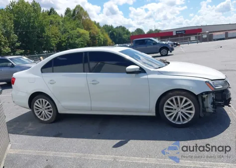 2016 Volkswagen Jetta 1.8T Sel z USA, uszkodzony, nr VIN 3VWL07AJ3GM305218